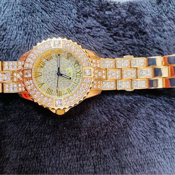 Very Shiny Crystal Wristwatch - Picture 9 of 13